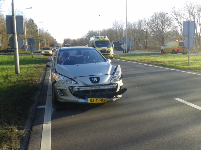 Brandweer bevrijdt gewonde vrouw na botsing (FOTO's)